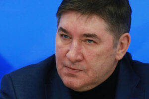 «Неблагодарные негодяи игнорируют нас». Кожевников — о решении IIHF не упоминать россиян из «Каролины» в материале о Кубке Стэнли
